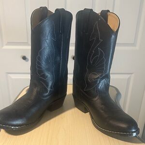Masterson Boot Co
Black Leather Cowboy Boots
7-7.5 Women/Big Kids 5/5.5
M Width